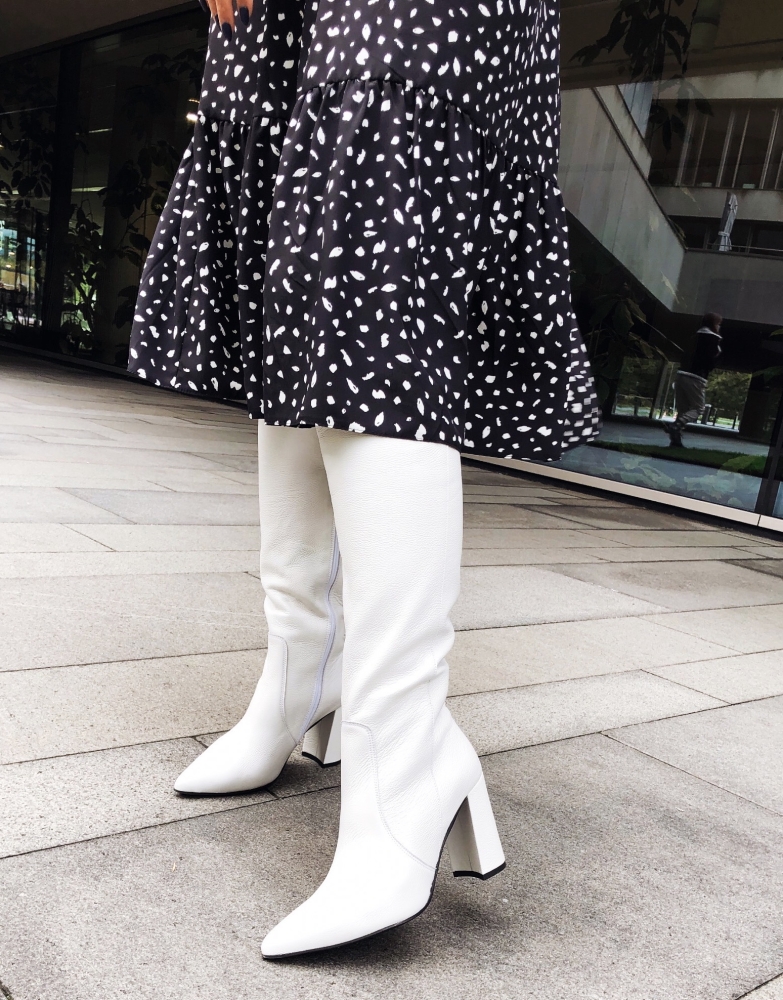 Białe skórzane kozaki na słupku