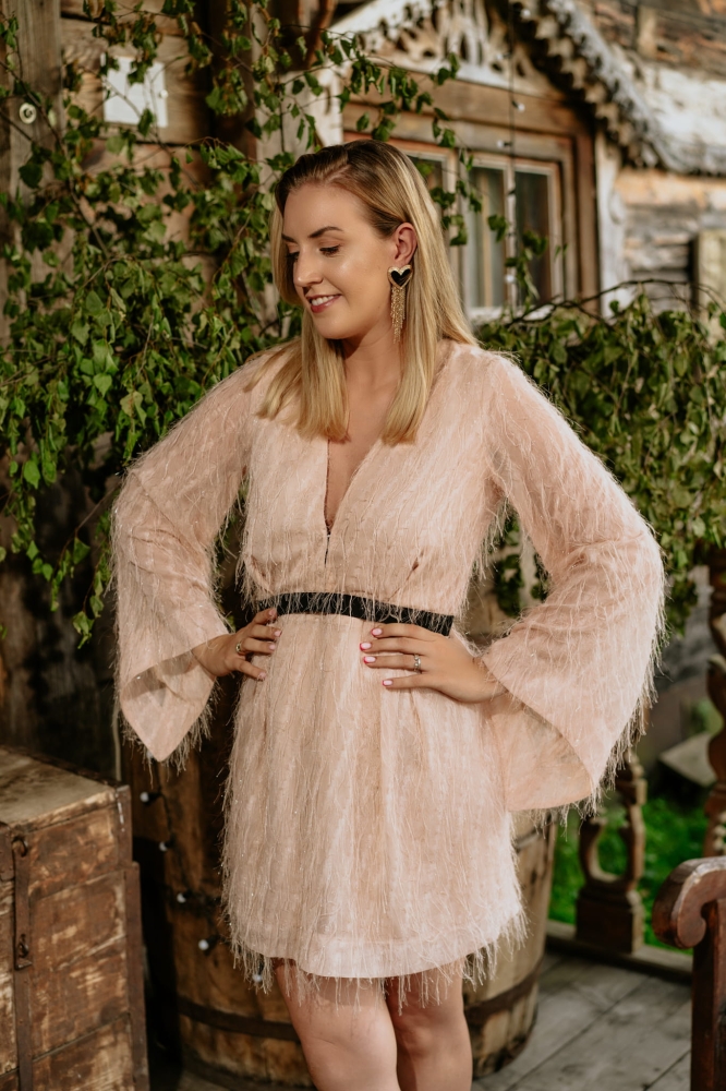 Beżowa sukienka mini z piórami i szerokim rękawem Paloma