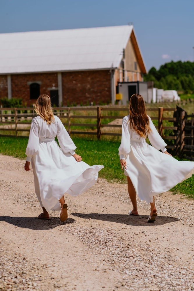 Biała długa sukienka maxi z krótszym przodem Irmina by Swing