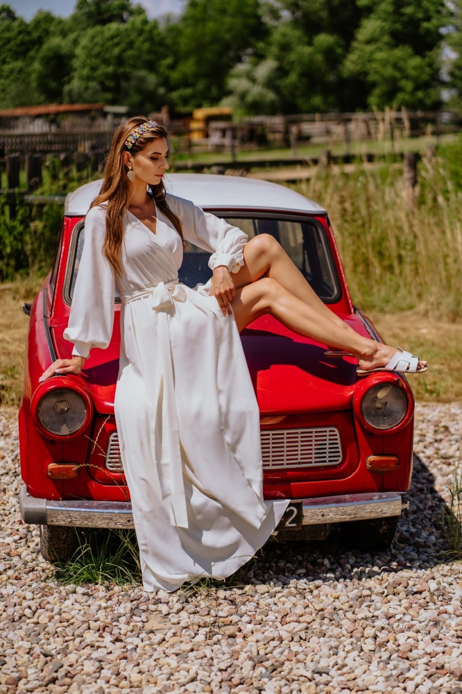 Biała długa sukienka maxi z krótszym przodem Irmina by Swing