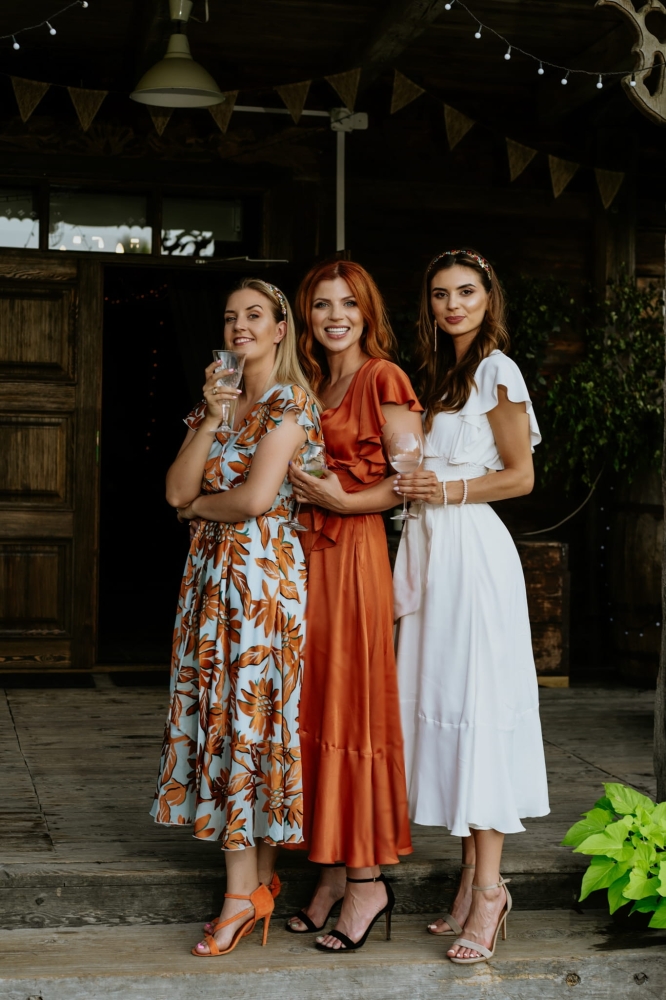 Biała zwiewna lekko rozkloszowana sukienka midi Melisa by Swing