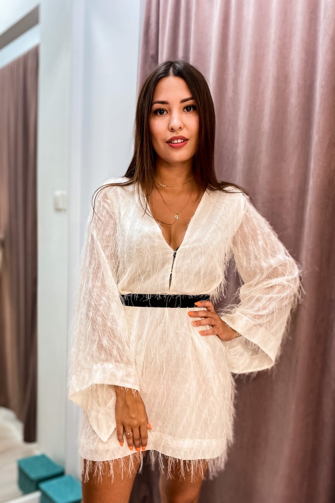 Biała sukienka mini z piórami i szerokim rękawem Paloma