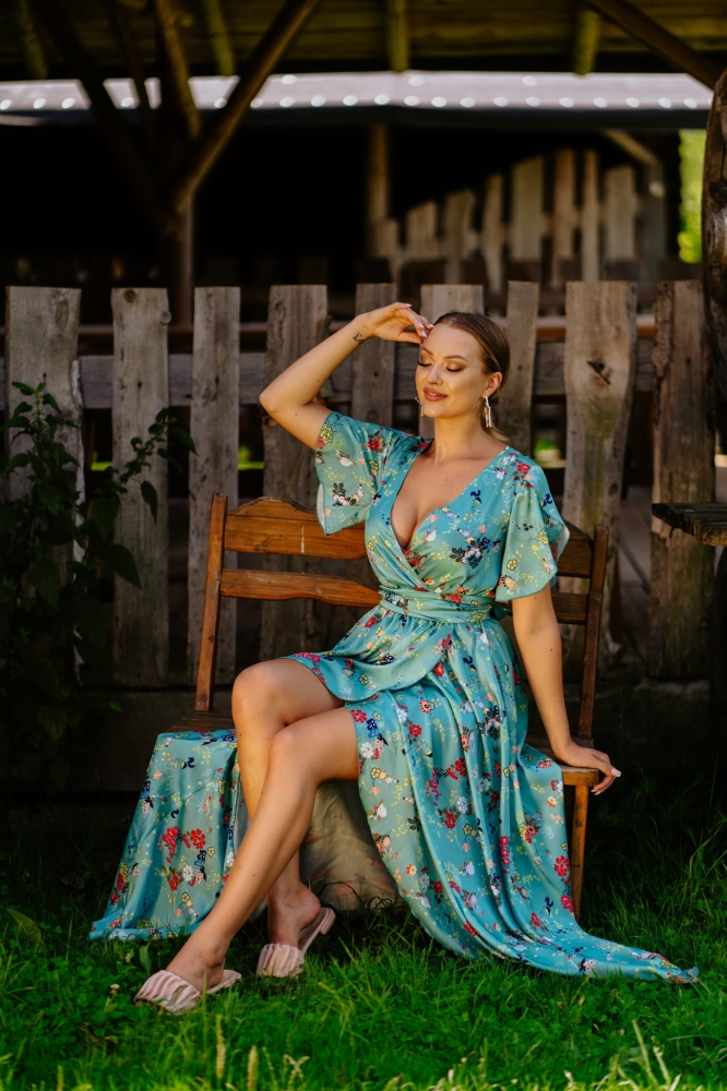 Długa sukienka zielona w kwiatki z krótszym przodem Irmina by Swing