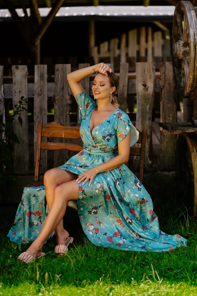 Długa sukienka zielona w kwiatki z krótszym przodem Irmina by Swing