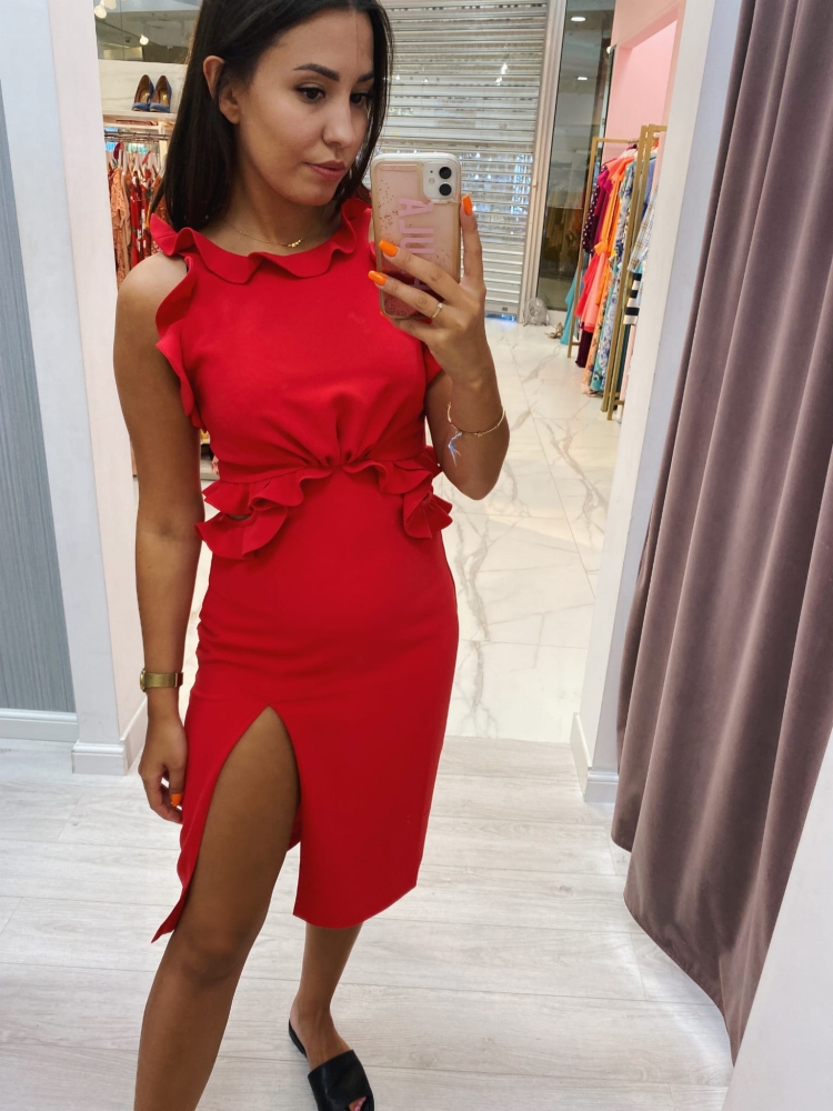 Czerwona ołówkowa sukienka z falbankami przy ramionach i głębokim rozporkiem Agnes by Swing