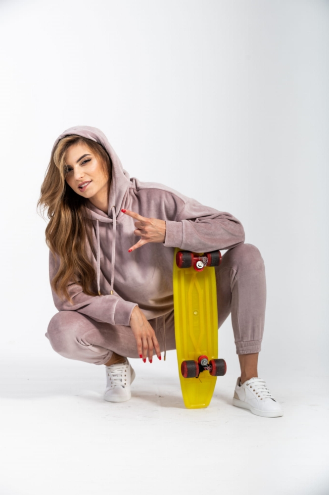 Pudrowy trzyczęściowy welurowy dres z kapturem Fallon by Swing