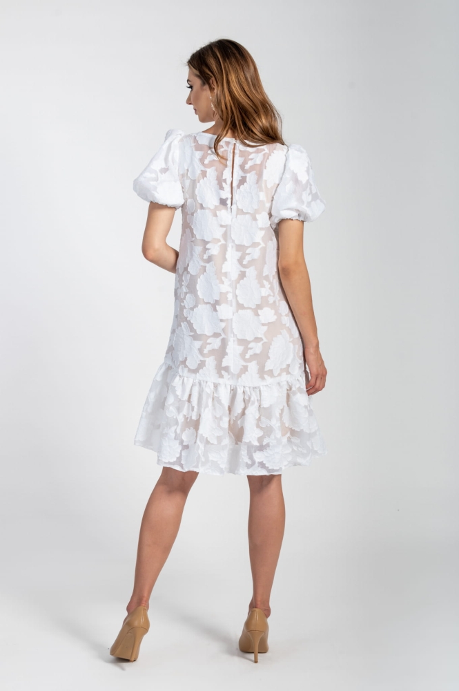 Luźna sukienka w białe róże z falbaną oraz bufiastymi rękawami Lauren by Swing