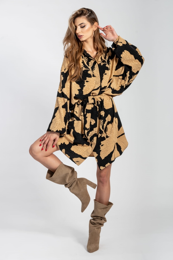 Luźna koszulowa sukienka z kieszeniami i szerokimi rękawami w jesienny wzór Lana by Swing