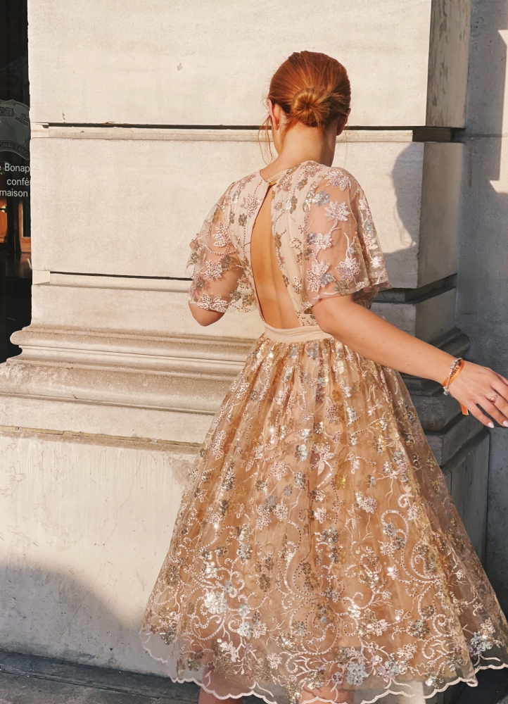 Tiulowa rozkloszowana  sukienka midi zdobiona haftem i cekinami Emily by Swing