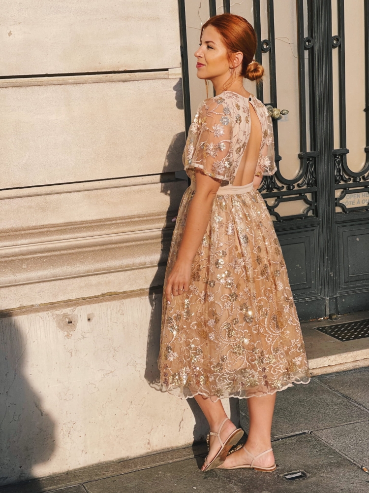 Tiulowa rozkloszowana  sukienka midi zdobiona haftem i cekinami Emily by Swing