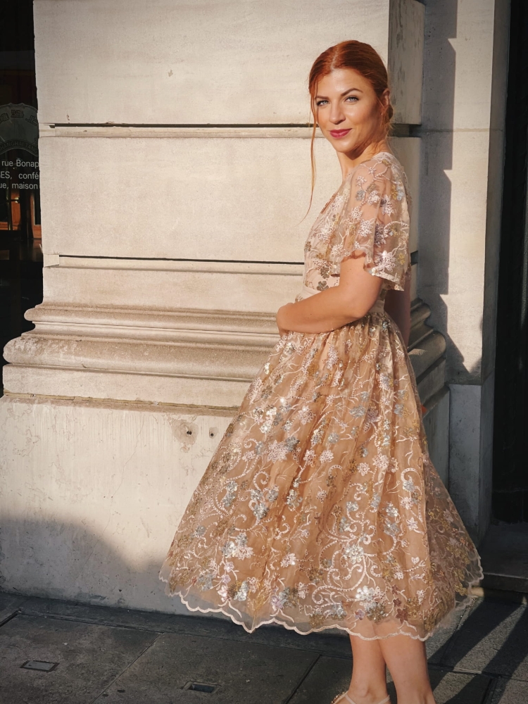 Tiulowa rozkloszowana  sukienka midi zdobiona haftem i cekinami Emily by Swing