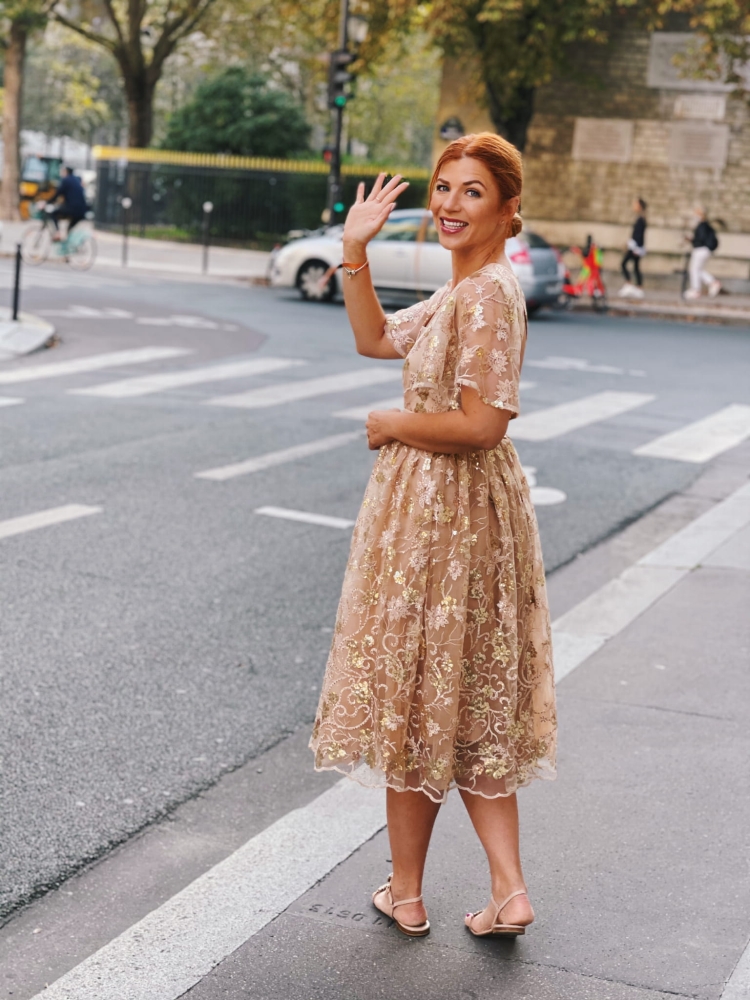 Tiulowa rozkloszowana  sukienka midi zdobiona haftem i cekinami Emily by Swing