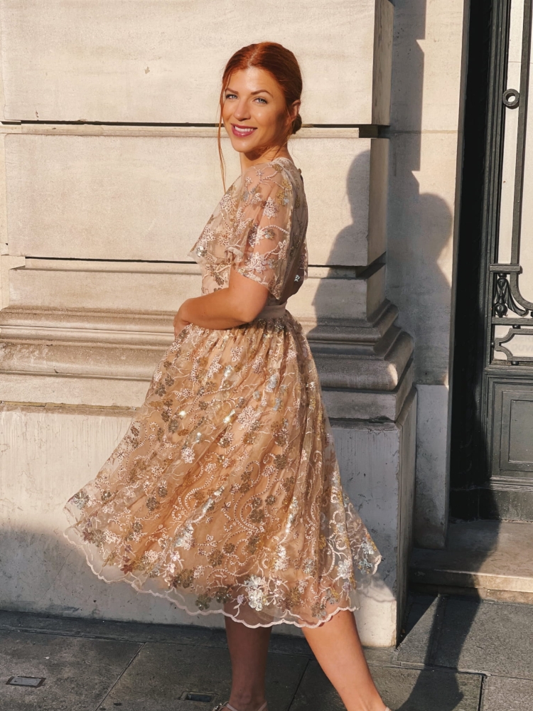 Tiulowa rozkloszowana  sukienka midi zdobiona haftem i cekinami Emily by Swing