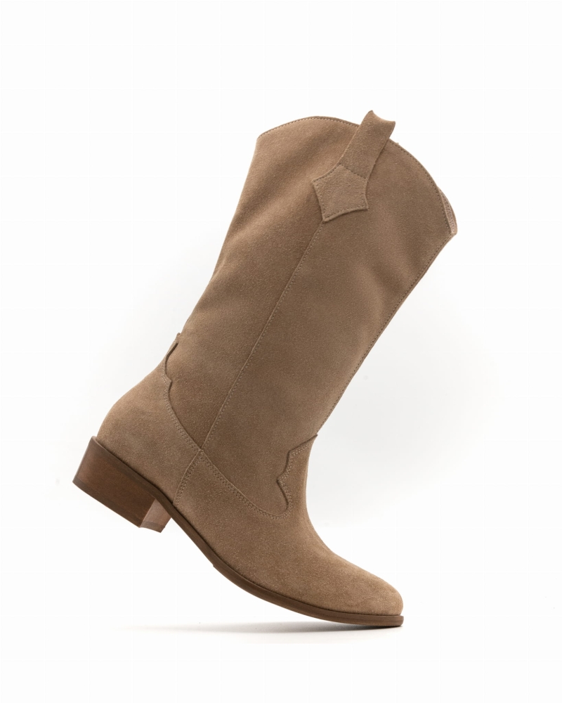 Beżowe zamszowe kozaki kowbojki do połowy łydki