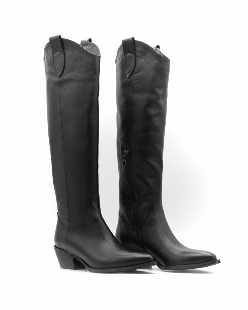 Czarne skórzane kozaki  kowbojki przed kolano