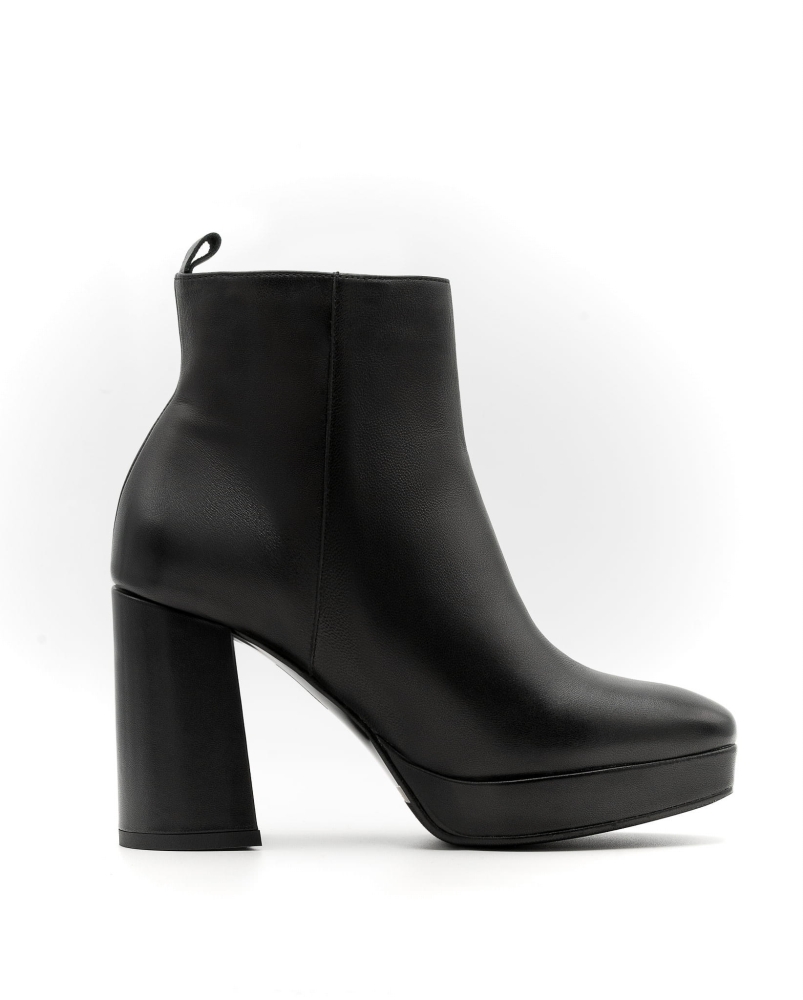 Czarne skórzane botki na wysokim obcasie z platformą