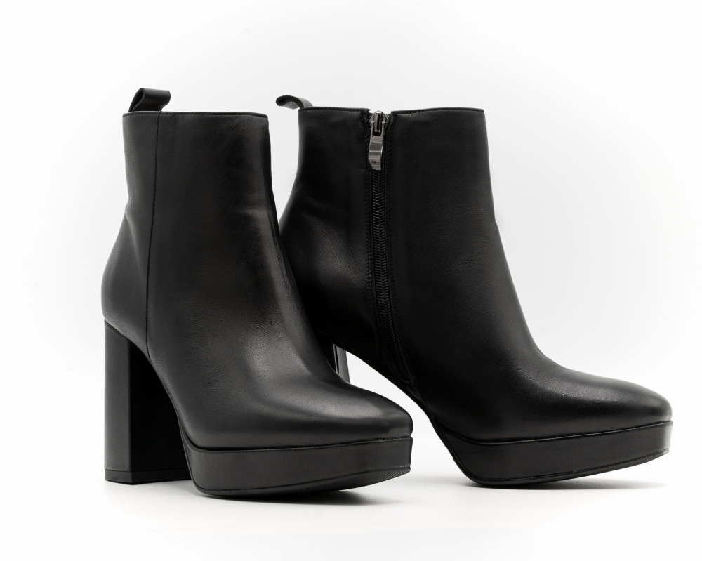 Czarne skórzane botki na wysokim obcasie z platformą