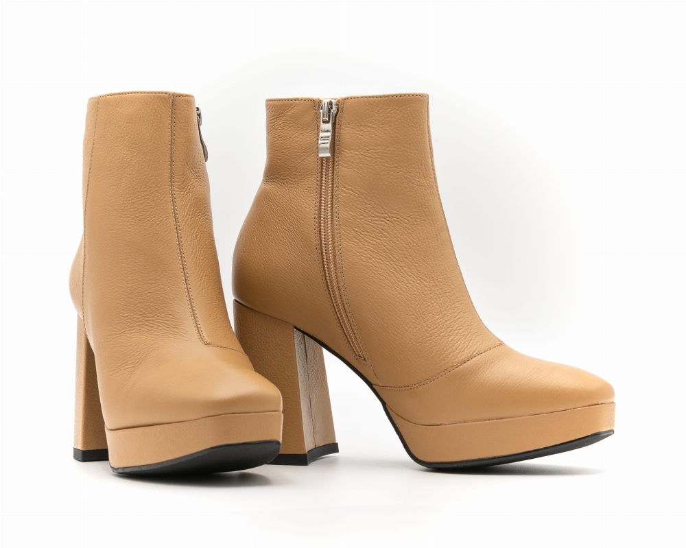 Beżowe karmelowe skórzane botki na wysokim obcasie z platformą
