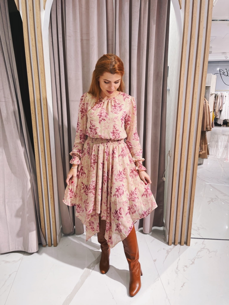 Romantyczna zwiewna sukienka midi w kwiaty na beżowym tle Rosanna by SWING