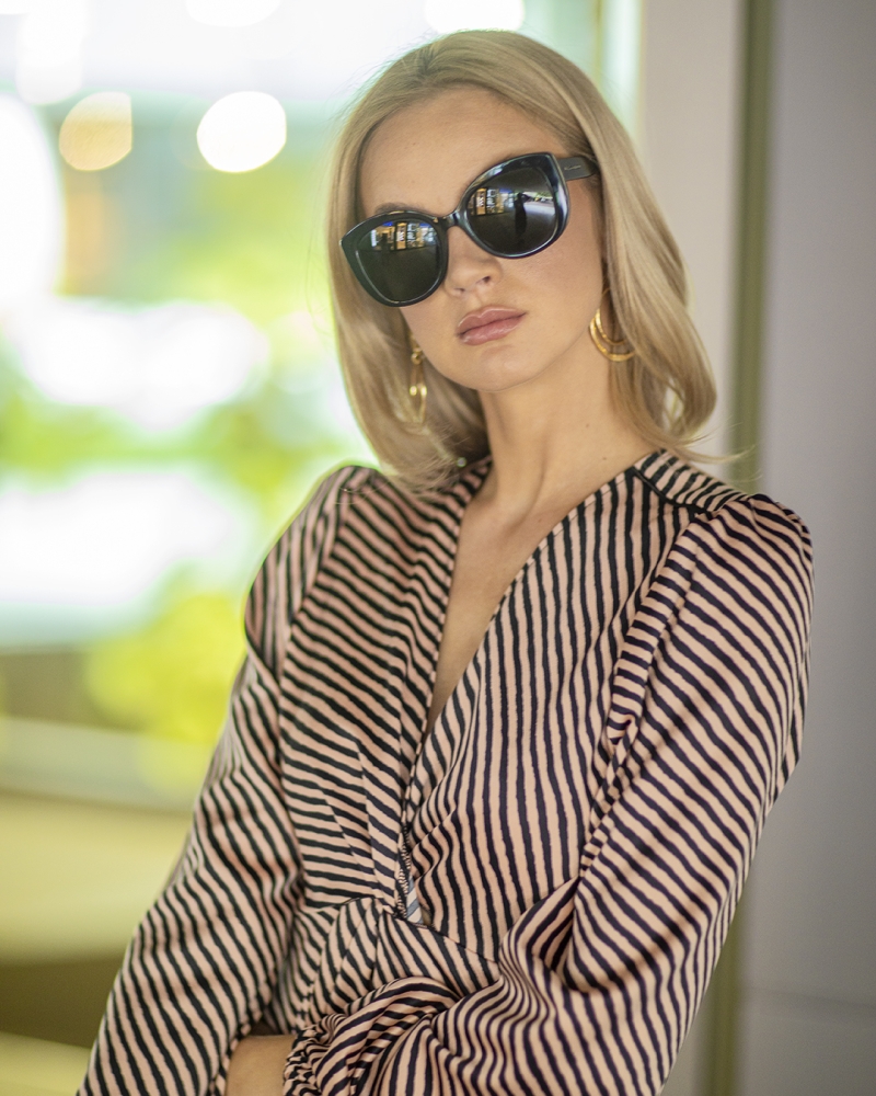 Rozkloszowana sukienka Twist Swing w beżowo czarne paski