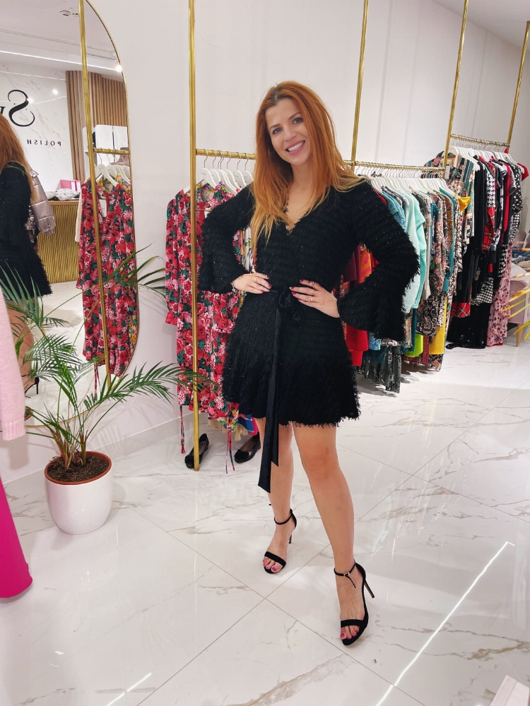 Czarna sweterkowa sukienka z frędzlami SHAGGY by Swing