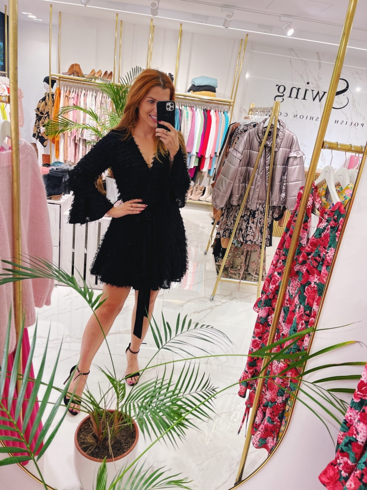 Czarna sweterkowa sukienka z frędzlami SHAGGY by Swing