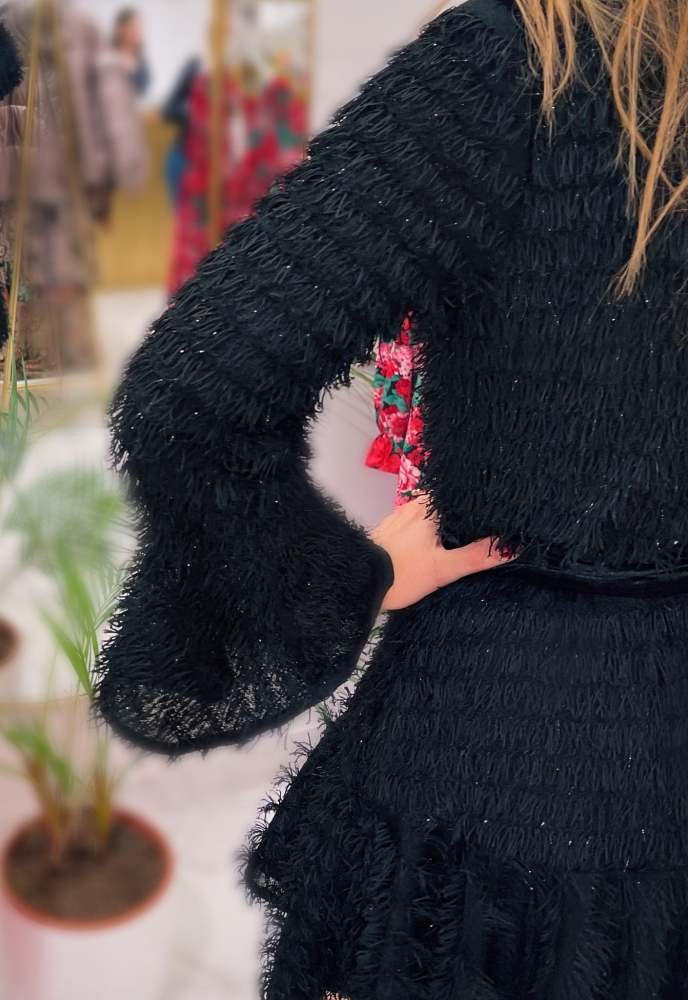 Czarna sweterkowa sukienka z frędzlami SHAGGY by Swing