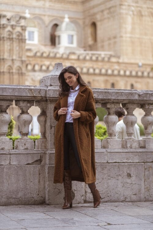 Czekoladowy futerkowy płaszcz