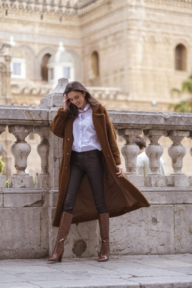 Czekoladowy futerkowy płaszcz