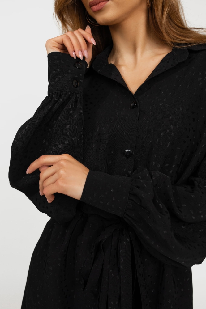 Czarna koszulowa sukienka o luźnym kroju oversize w delikatnie połyskujące kropki Bari by SWING