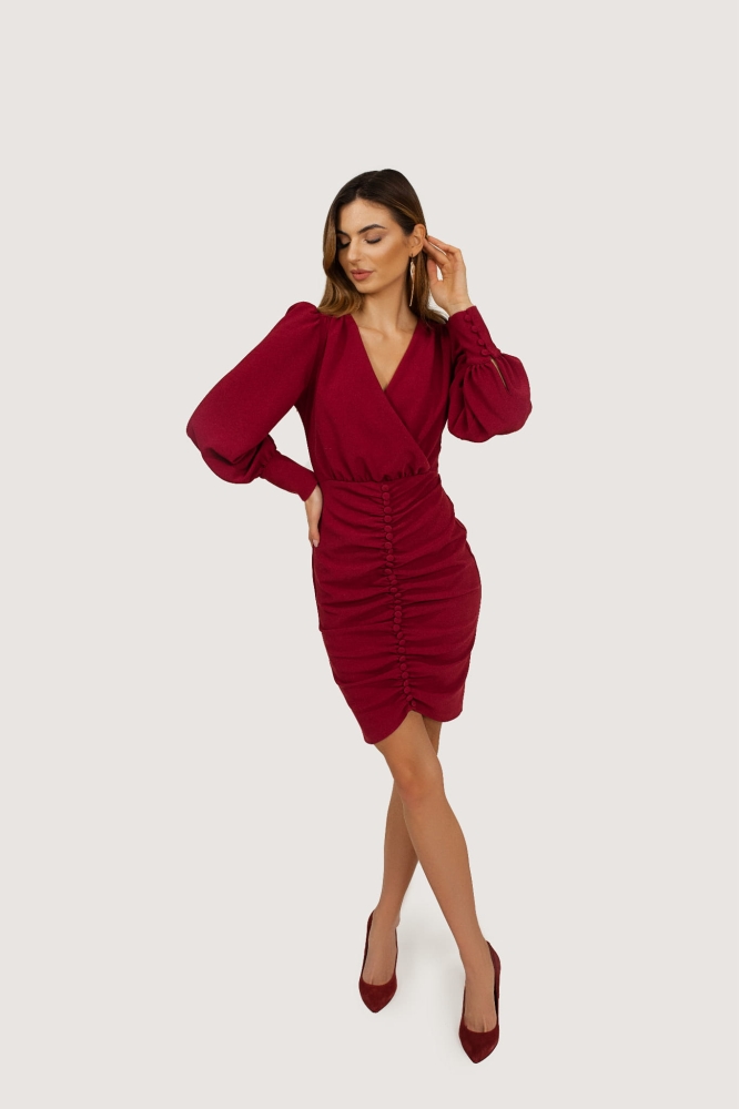 Bordowa elegancka ołówkowa sukienka z marszczonym dołem Luiza by Swing