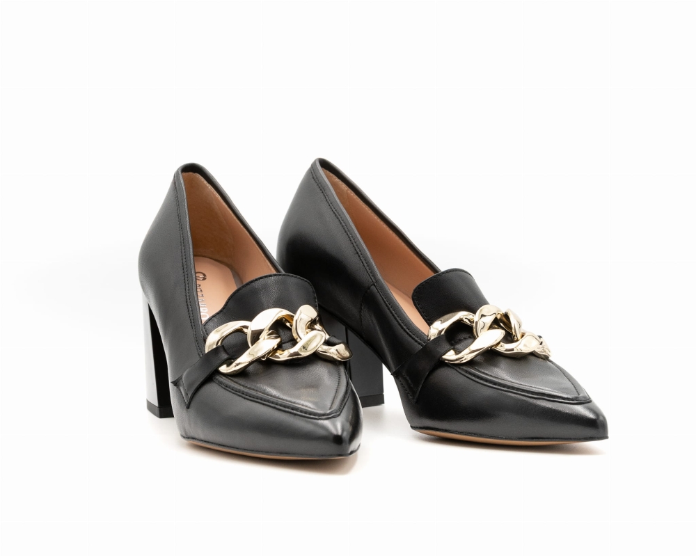 Czarne skórzane czółenka na słupku ze złotym łańcuszkiem