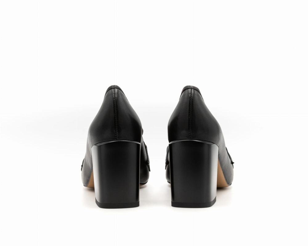 Czarne skórzane czółenka na słupku ze złotym łańcuszkiem