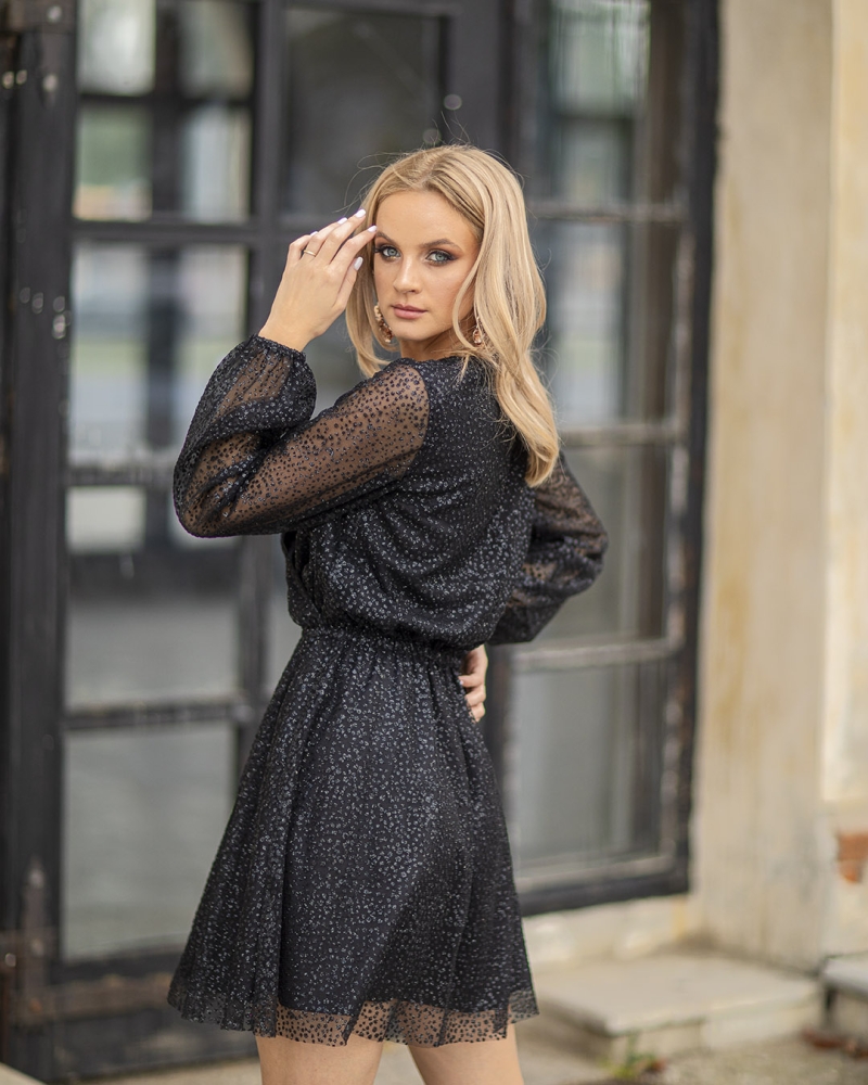 Czarna zjawiskowa błyszcząca sukienka w kropki Golddie Swing