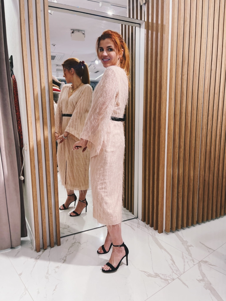 Ołówkowa sukienka midi z piórami i szerokimi rękawami Diana by Swing pudrowy róż