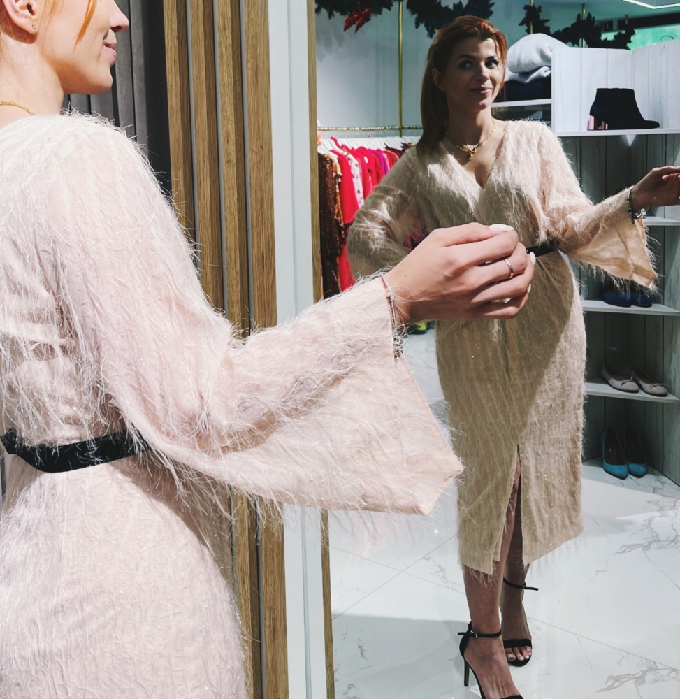 Ołówkowa sukienka midi z piórami i szerokimi rękawami Diana by Swing pudrowy róż