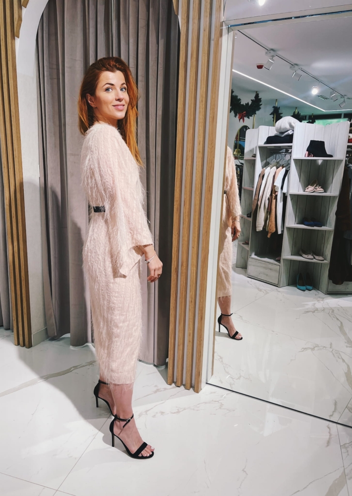 Ołówkowa sukienka midi z piórami i szerokimi rękawami Diana by Swing pudrowy róż