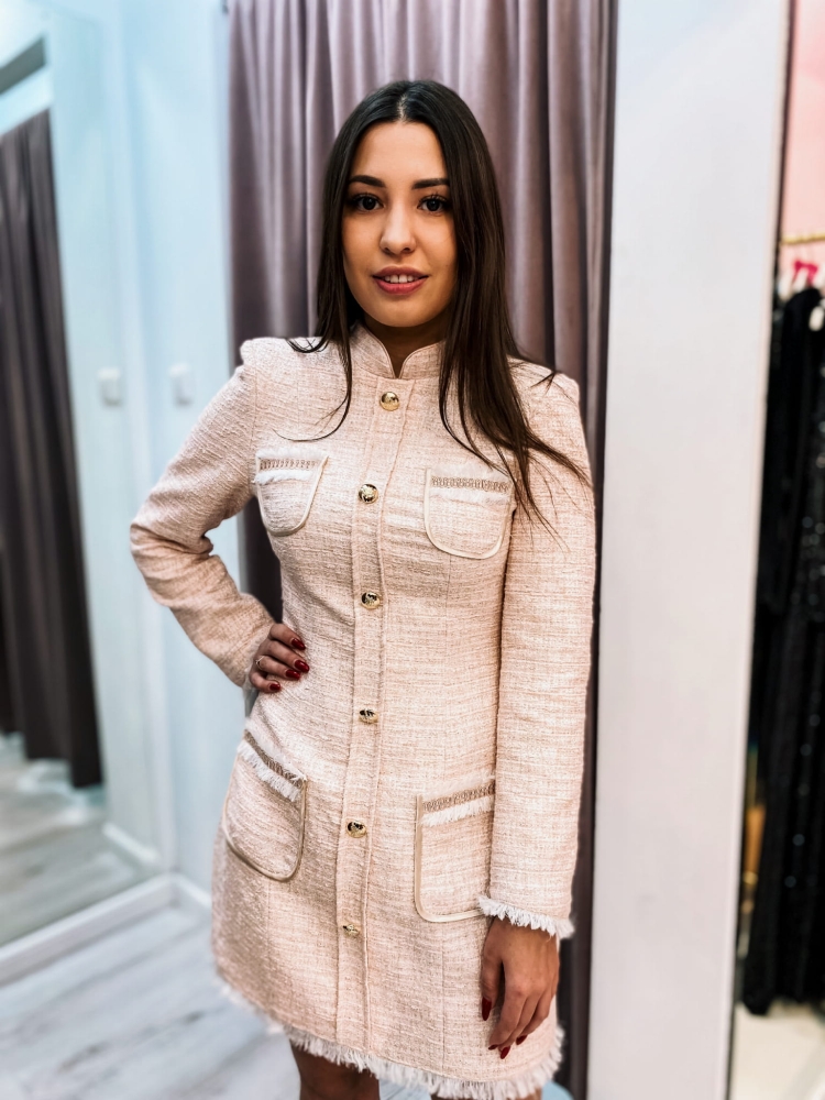 Tweedowa dopasowana sukienka ze stójką i złotymi guzikam   pudrowy róż Santana Pink  by Swing