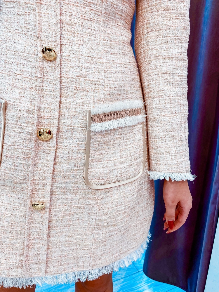 Tweedowa dopasowana sukienka ze stójką i złotymi guzikam   pudrowy róż Santana Pink  by Swing