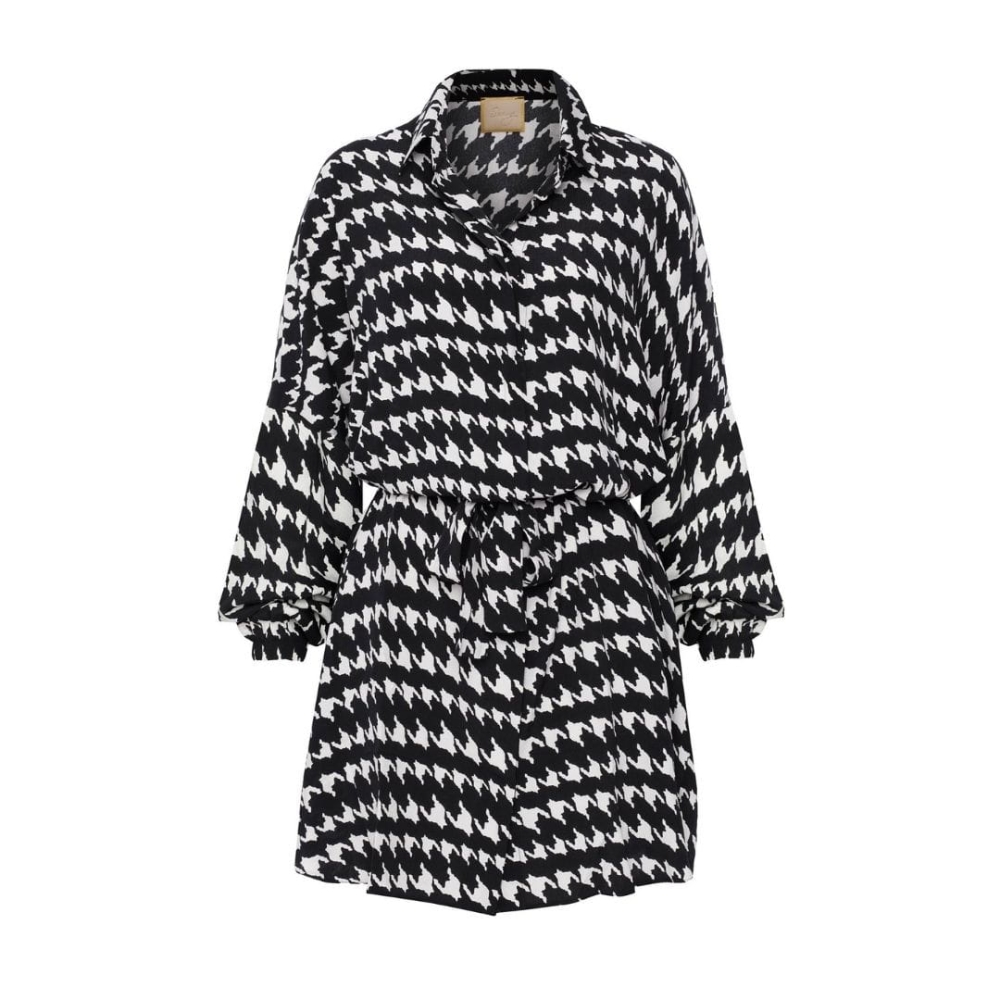 Luźna koszulowa sukienka z kieszeniami i szerokimi rękawami w biało-czarną pepitkę Lana by Swing