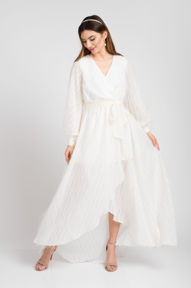 Długa zwiewna suknia w kolorze śmietankowej bieli Angel z piórami SWING