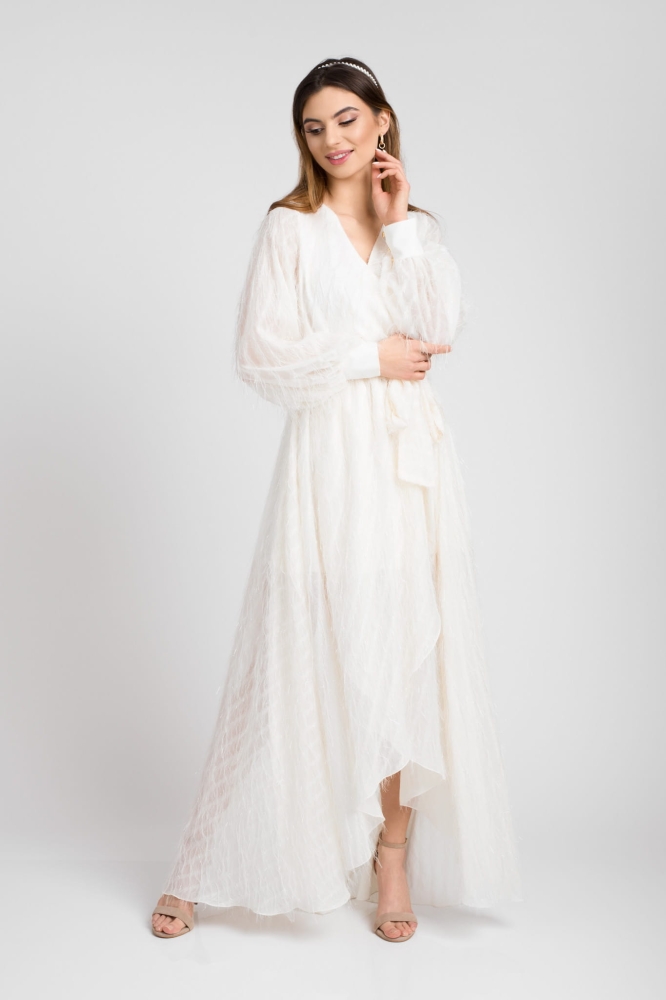 Długa zwiewna suknia w kolorze śmietankowej bieli Angel z piórami SWING