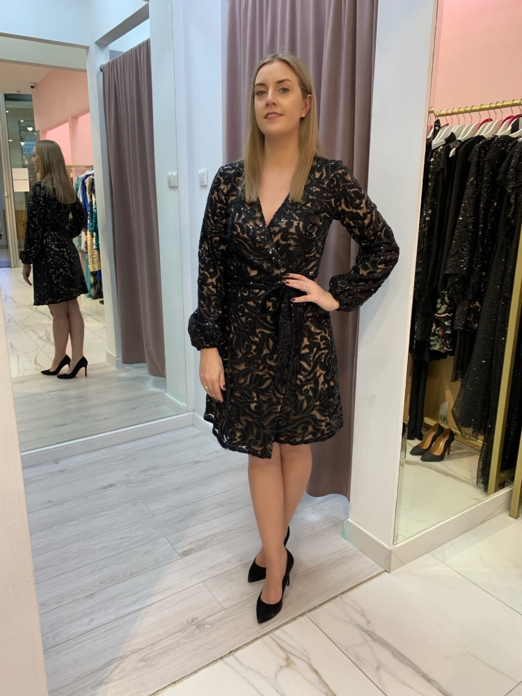 Czarna koronkowa połyskująca sukienka Brenda by SWING