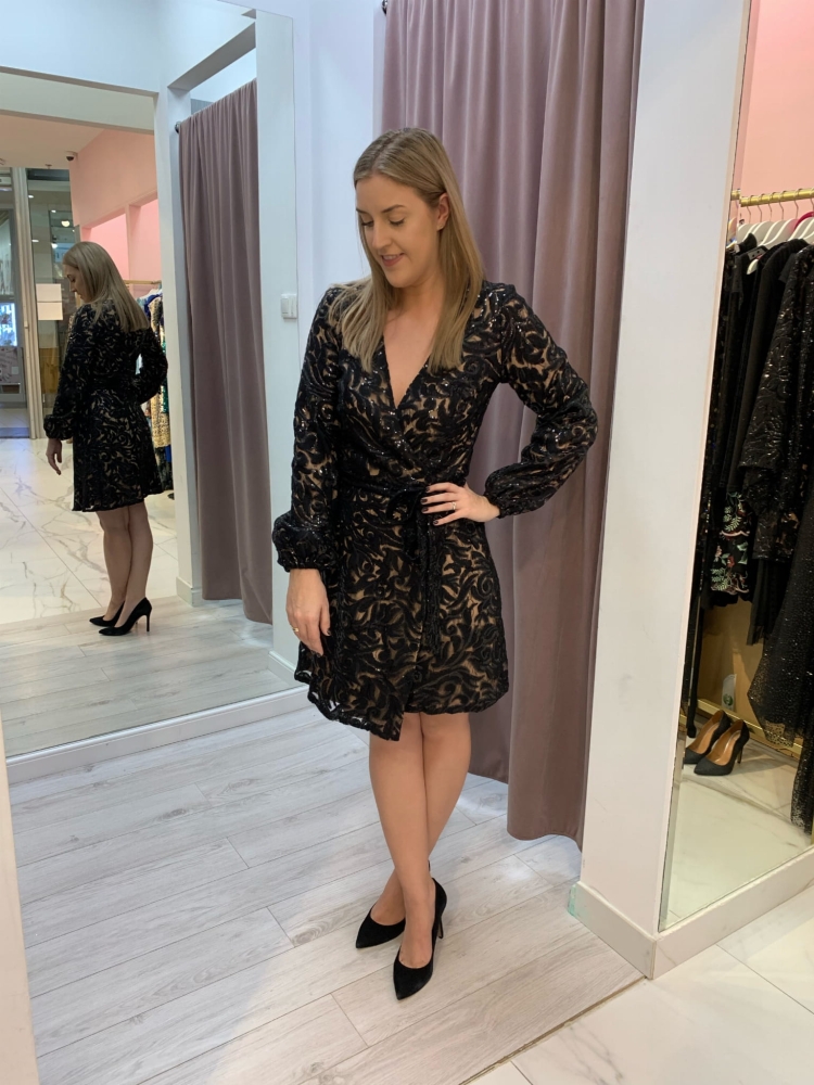 Czarna koronkowa połyskująca sukienka Brenda by SWING