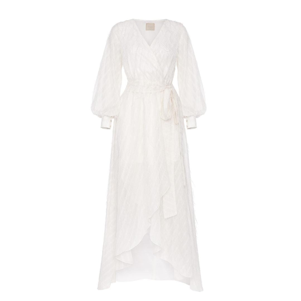 Długa zwiewna suknia w kolorze śmietankowej bieli Angel z piórami SWING