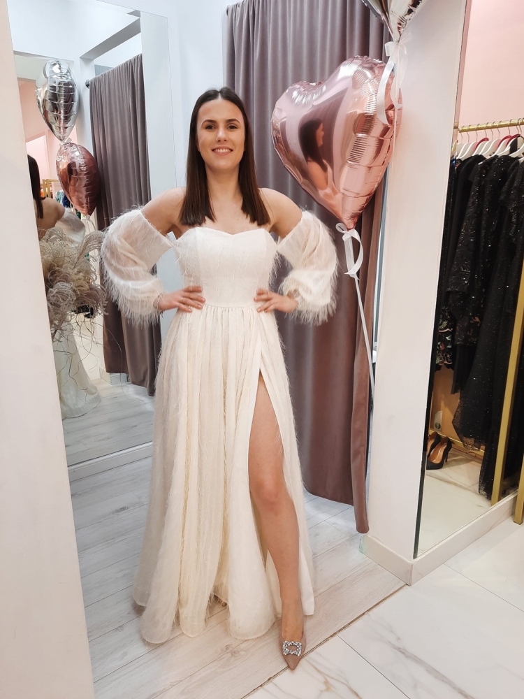 Śmietankowa suknia ślubna z piór z hiszpańskim dekoltem i głębokim rozporkiem z przodu Furry