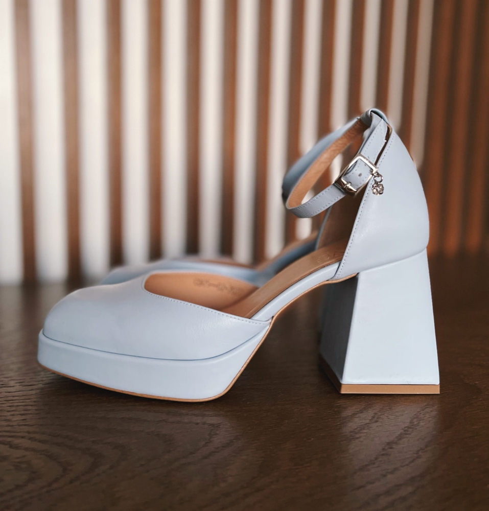 Błękitne skorzane czółenka na słupku  z platformą