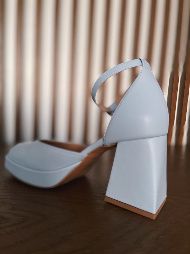 Błękitne skorzane czółenka na słupku  z platformą