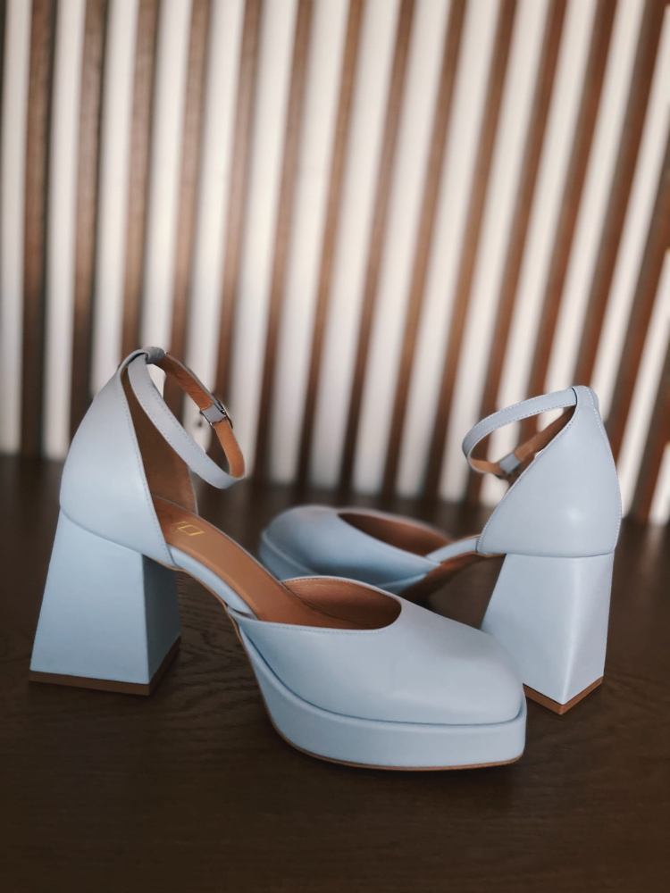 Błękitne skorzane czółenka na słupku  z platformą