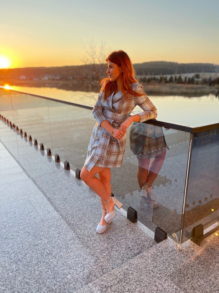 Niebieska sukienka w kratkę o kroju marynarki z paskiem w talii Rocky by Swing